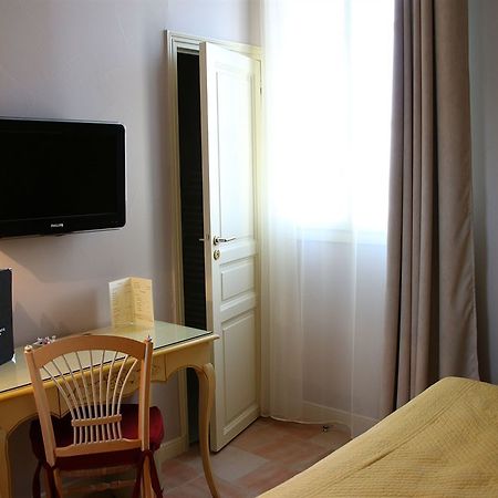 Hotel And Restaurant L Arena Fréjus Екстериор снимка