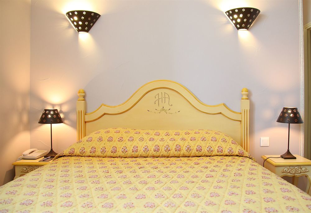 Hotel And Restaurant L Arena Fréjus Екстериор снимка