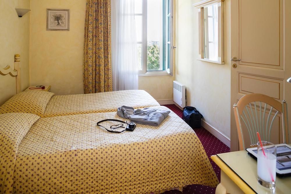 Hotel And Restaurant L Arena Fréjus Екстериор снимка