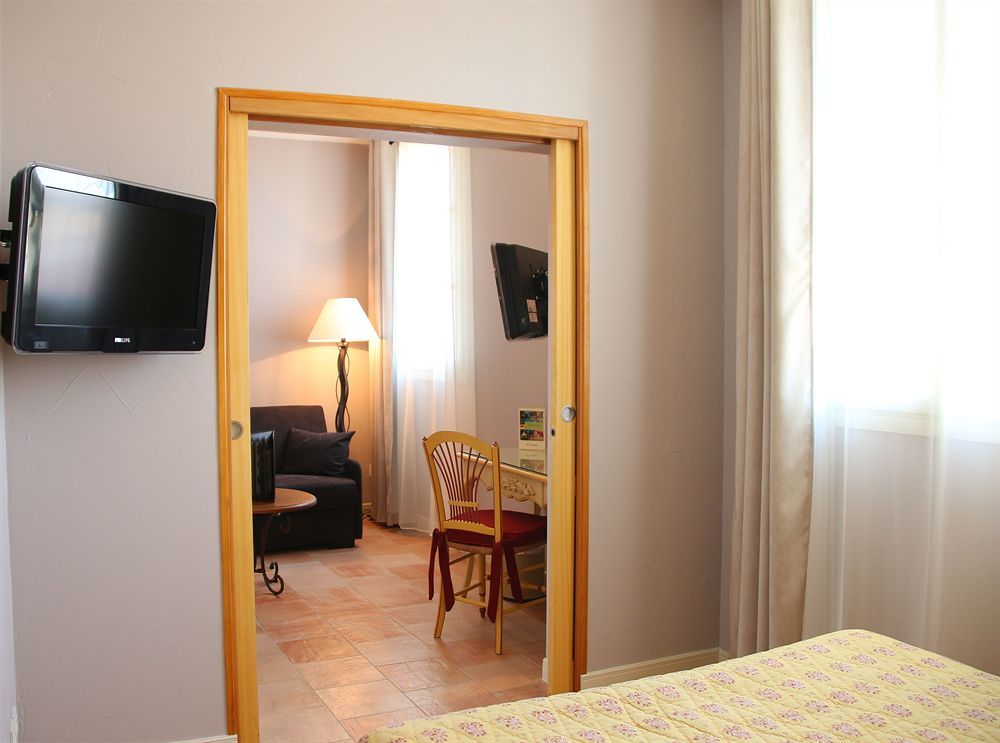 Hotel And Restaurant L Arena Fréjus Екстериор снимка
