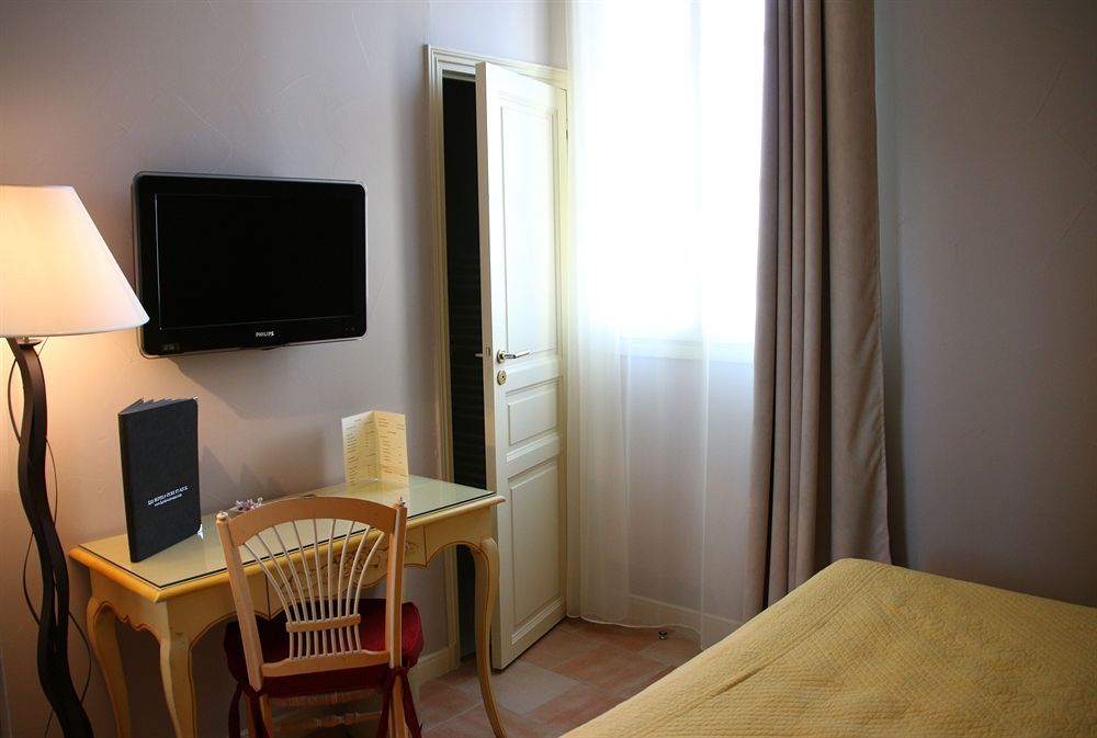 Hotel And Restaurant L Arena Fréjus Екстериор снимка